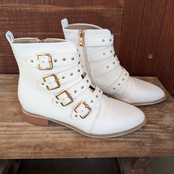 Stylish White Ankle Boots with Pointed Toe and Straps - Picture 5 of 9